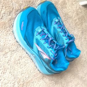 Altra Olympus beautiful blue bold comfortable  height worn 1 time in the yard